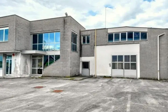 #2515003 Stabilimento produttivo con ampio piazzale