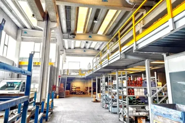 #2515003 Stabilimento produttivo con ampio piazzale