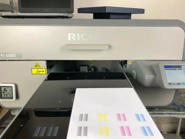 Stampante DTG Anajet Ricoh Ri6000 con laptop e software