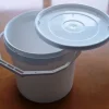 STAMPI SECCHIO 5/6 LT. CON MANICO INCORP. + COPERCHIO