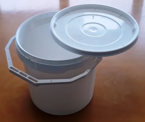 STAMPI SECCHIO 5/6 LT. CON MANICO INCORP. + COPERCHIO