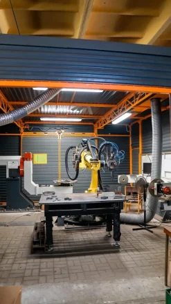 Stazione robotica per taglio e saldatura laser FANUC