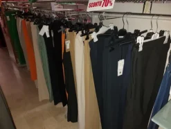2#7928 Stock di abbigliamento e calzature uomo donna e bambino