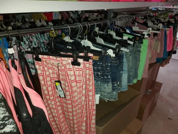 2#7928 Stock di abbigliamento e calzature uomo donna e bambino