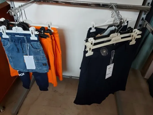 2#7928 Stock di abbigliamento e calzature uomo donna e bambino