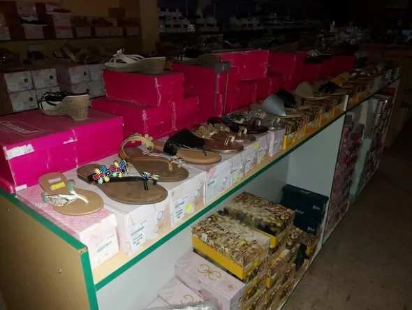 2#7928 Stock di abbigliamento e calzature uomo donna e bambino