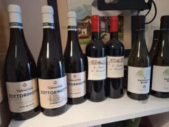 1#9692 Stock di bottiglie di vino, attrezzature e arredi per la ristorazione