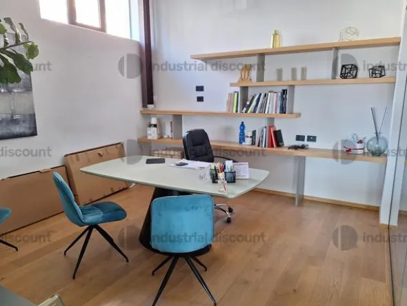 18#10037 Stock di espositori, arredi e merce per l'idraulica