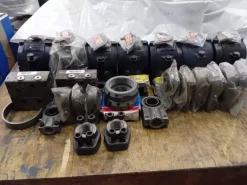 Stock di supporti-articolazioni-catene-pignoni-corone