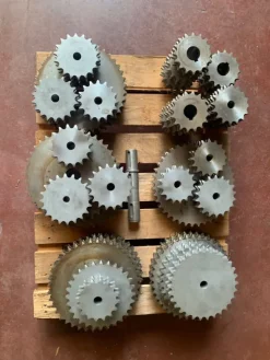 Stock di supporti-articolazioni-catene-pignoni-corone
