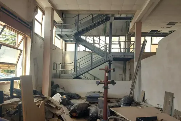 #24434 Struttura commerciale con cortile privato
