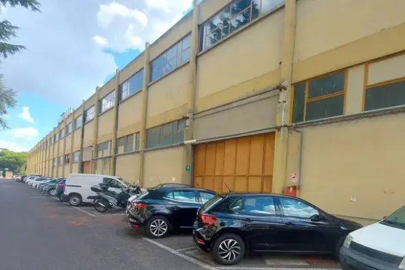 #24434 Struttura commerciale con cortile privato