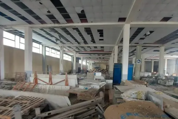 #24434 Struttura commerciale con cortile privato