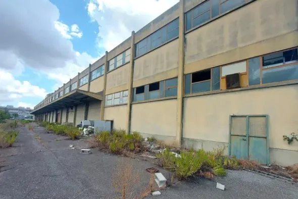 #24434 Struttura commerciale con cortile privato
