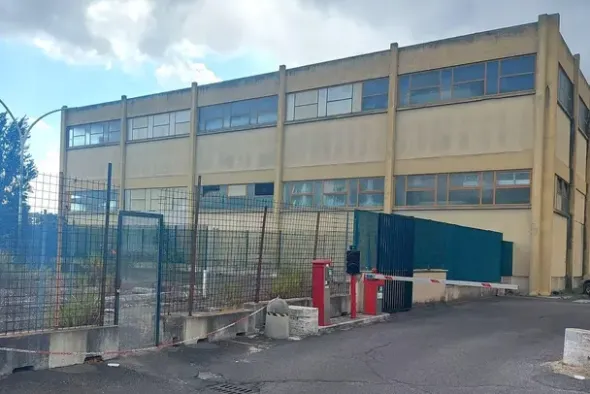 #24434 Struttura commerciale con cortile privato