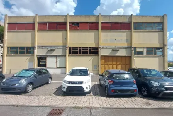 #24434 Struttura commerciale con cortile privato