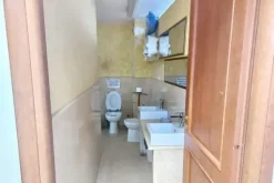 #2537364 Struttura commerciale con cortile carrabile