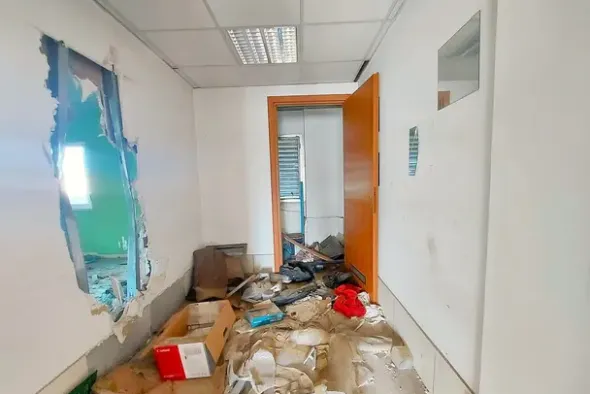 #24843 Struttura direzionale con terrazzi e cortile