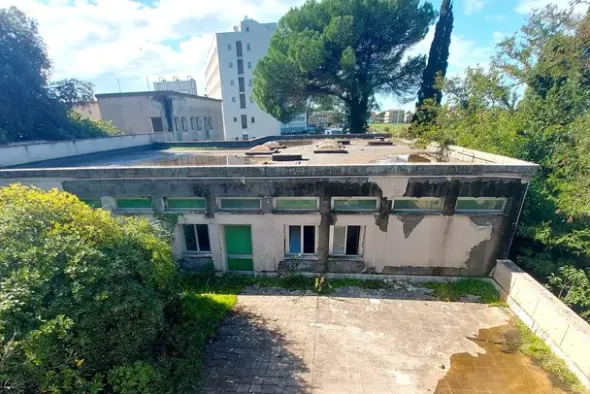#24843 Struttura direzionale con terrazzi e cortile