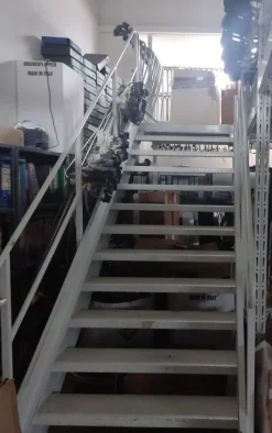 struttura magazzino a carosello capi appesi