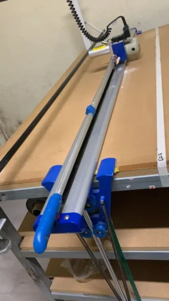 Tavolo arrotola tessuti e taglierine
