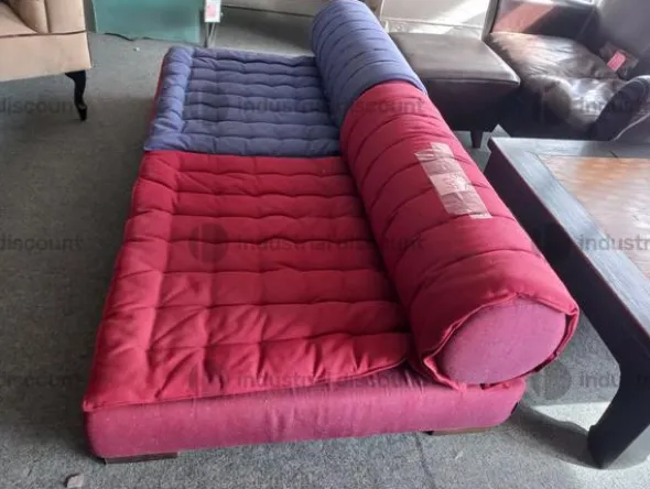 54#9481 Tavolo con banquette e poltrona