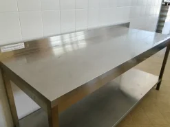 Tavolo da lavoro in acciaio (200x70x86)