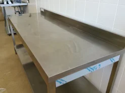 Tavolo da lavoro in acciaio (200x70x86)