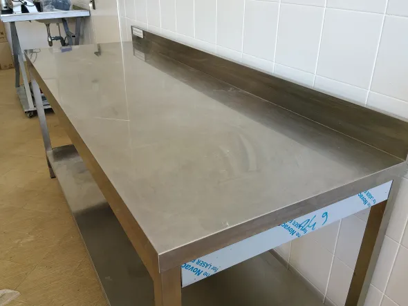 Tavolo da lavoro in acciaio (200x70x86)