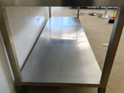 Tavolo da lavoro in acciaio (200x70x86)