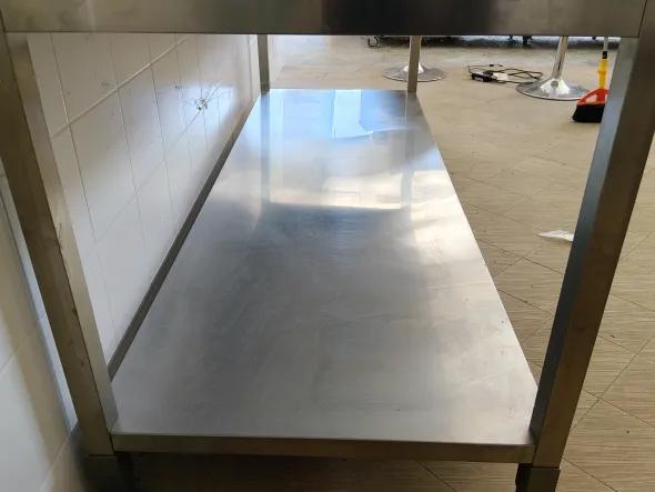 Tavolo da lavoro in acciaio (200x70x86)