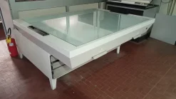 TAVOLO LUMINOSO CON CASSETTIERA