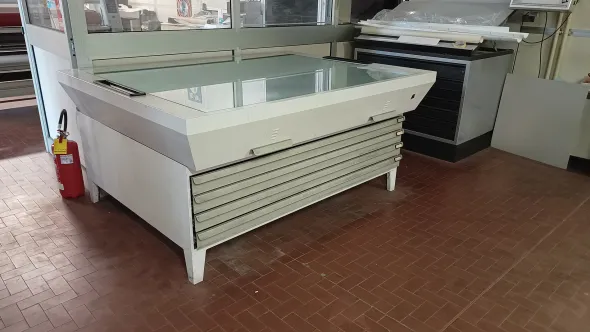 TAVOLO LUMINOSO CON CASSETTIERA