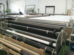 Tavolo taglio THF per zanzariere luce 3.05m con magazzino 7 rulli rotante motorizzato.