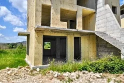 #12942 Terreni con fabbricati in costruzione e futura edificazione