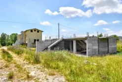 #12942 Terreni con fabbricati in costruzione e futura edificazione