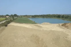 #4731 Terreni con lago e struttura grezza