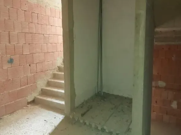 #14605 Terreno edificabile con edificio residenziale in costruzione
