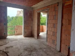 #14605 Terreno edificabile con edificio residenziale in costruzione