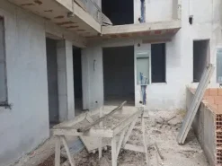 #14605 Terreno edificabile con edificio residenziale in costruzione