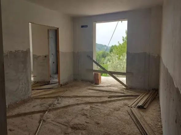 #14605 Terreno edificabile con edificio residenziale in costruzione