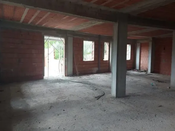 #14605 Terreno edificabile con edificio residenziale in costruzione
