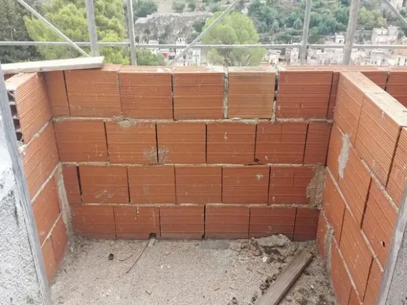 #14605 Terreno edificabile con edificio residenziale in costruzione
