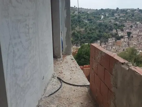 #14605 Terreno edificabile con edificio residenziale in costruzione