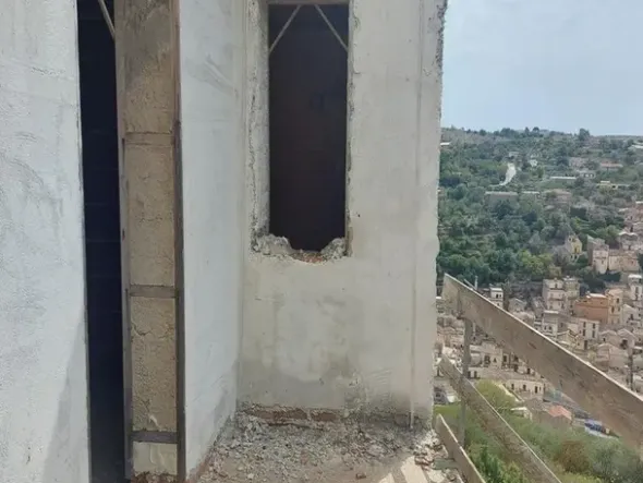 #14605 Terreno edificabile con edificio residenziale in costruzione