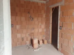 #14605 Terreno edificabile con edificio residenziale in costruzione