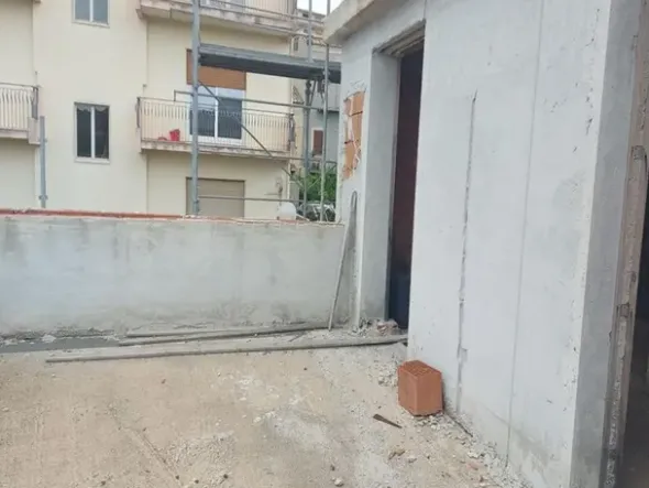 #14605 Terreno edificabile con edificio residenziale in costruzione