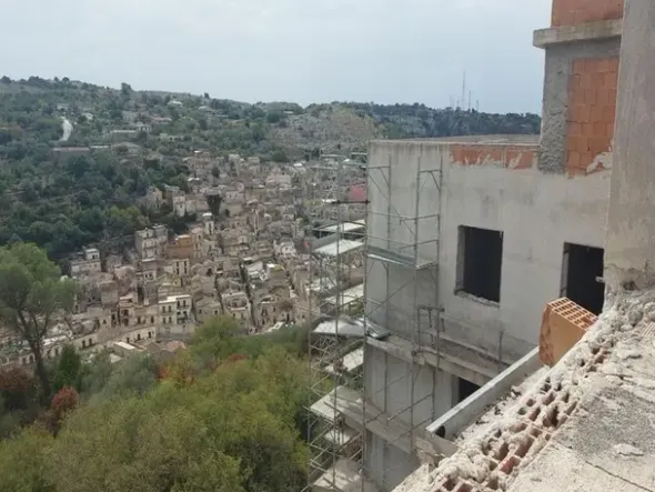 #14605 Terreno edificabile con edificio residenziale in costruzione