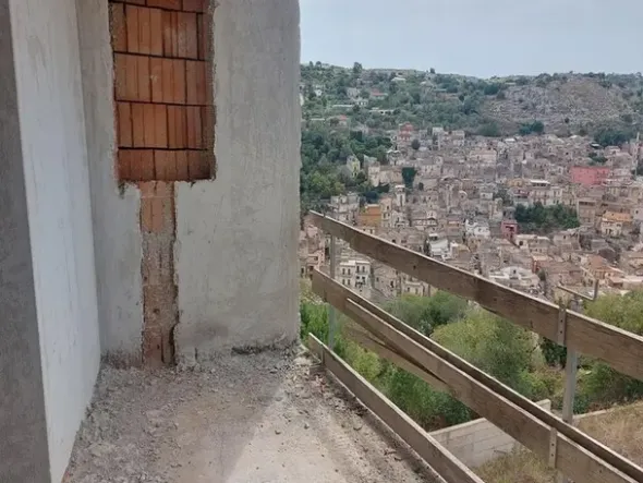 #14605 Terreno edificabile con edificio residenziale in costruzione