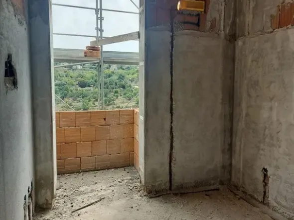 #14605 Terreno edificabile con edificio residenziale in costruzione